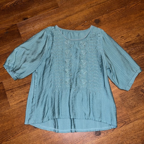 ⭐️Teal Floral Embroidered Wide Quarter Length Sleeve High Low Top Size S/M - Picture 2 of 9